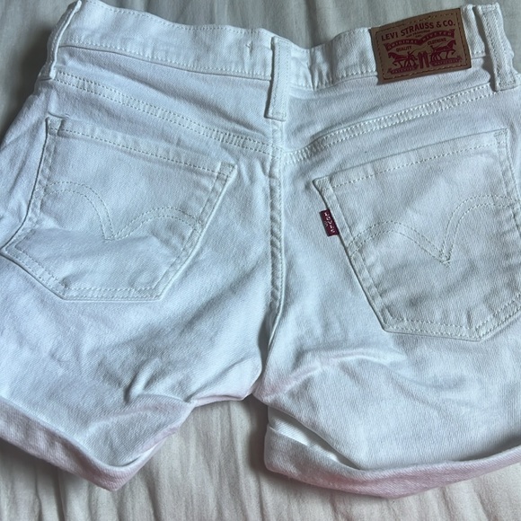 3 pairs of Levi’s denim shorts 💙🖤 - Picture 7 of 7